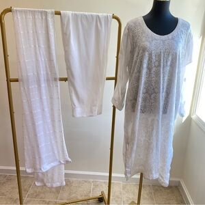 Elegant White shalwar kameez with some sparkle